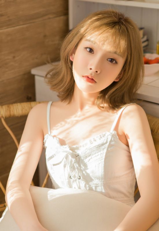 00后短发少女室内白裙美乳诱惑写真