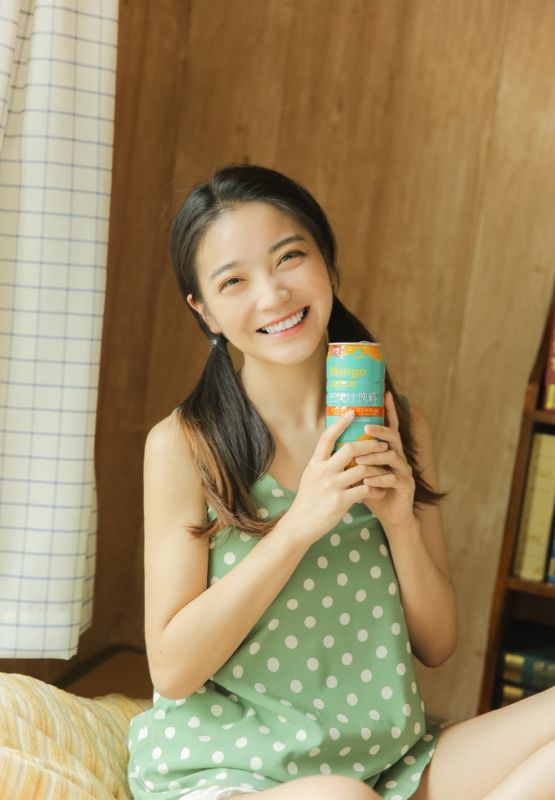 文艺清秀美女私房清纯白嫩诱人萌妹子写真图片