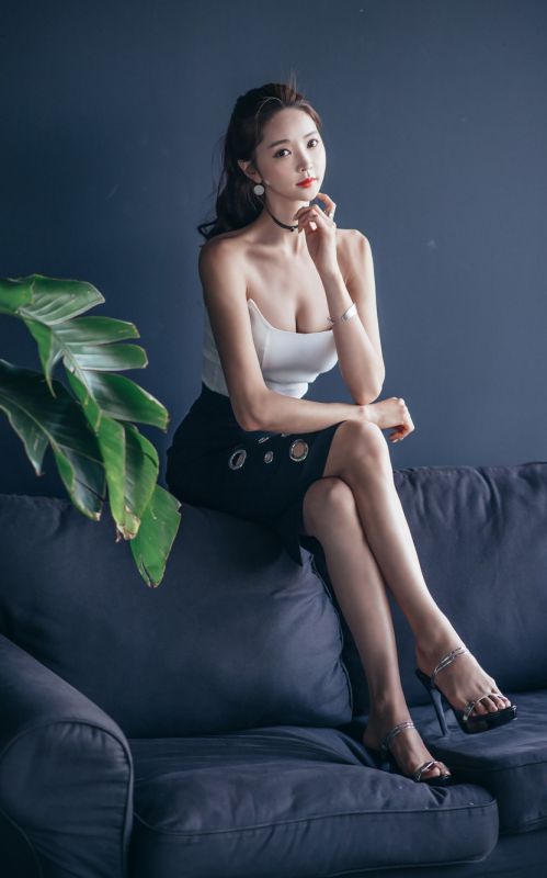 性感制服熟女纤纤细腰美臀丰韵写真
