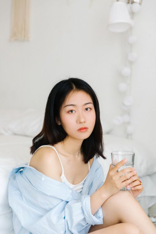00后微乳少女蕾丝吊带内衣性感丰臀诱惑写真
