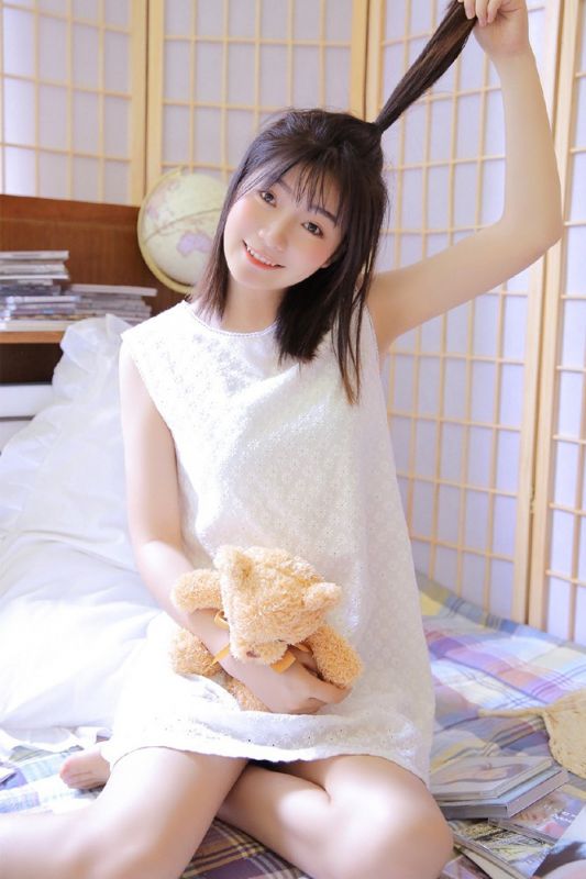 00后机灵美少女闺房白裙子裸白皙美腿诱人写真