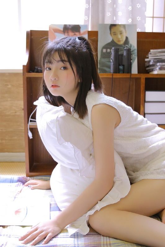 00后机灵美少女闺房白裙子裸白皙美腿诱人写真