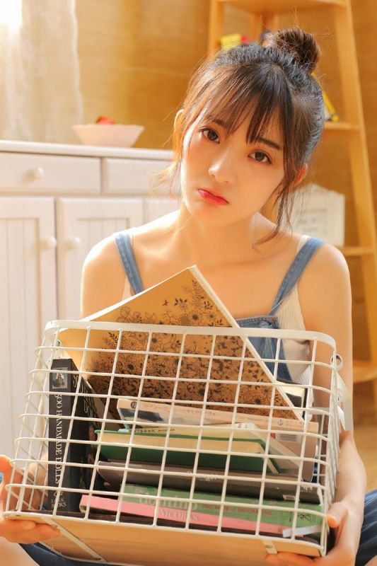 养眼诱人背带裤美女性感私房唯美写真