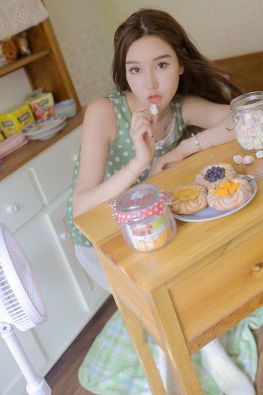 美食小吃货少女长发气质性感纯美大胆撩人写真