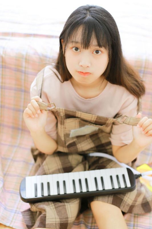 电子钢琴小能手少女活泼青涩大眼灵动清纯生活写真