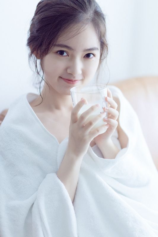 清秀养眼美少女纯白浴袍裸露出白嫩酥胸性感诱惑写真