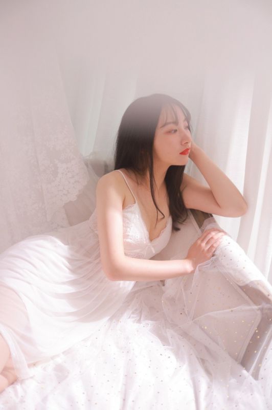 长发美女细长腿吊带酥胸妖娆妩媚性感写真