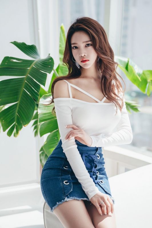 韩国美腿美女模特牛仔A裙性感翘臀火辣写真