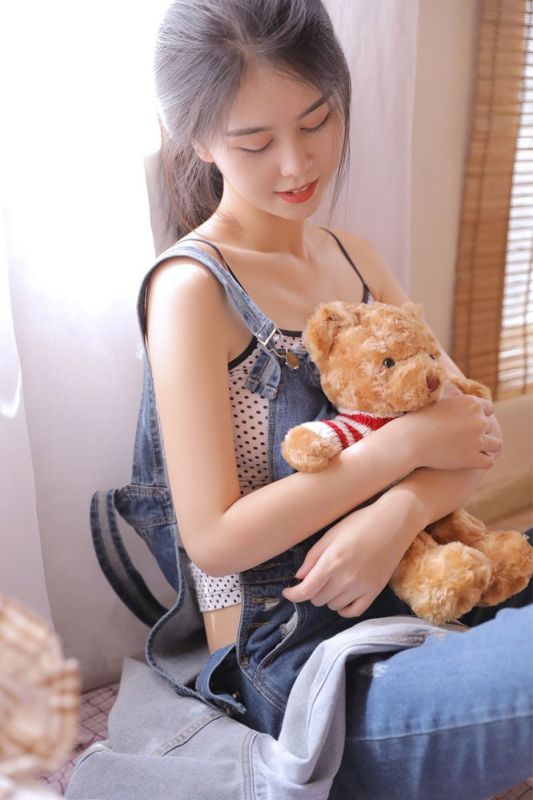 95后青春少女沙发上背带裤吊带脱落性感诱惑写真