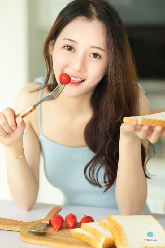 小卷发美少女吊带内衣雪肌嫩乳性感美腿写真