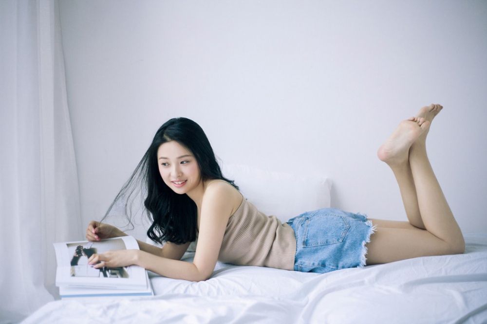 短裤秀美腿美少女背心酥胸妩媚风骚私房性感照