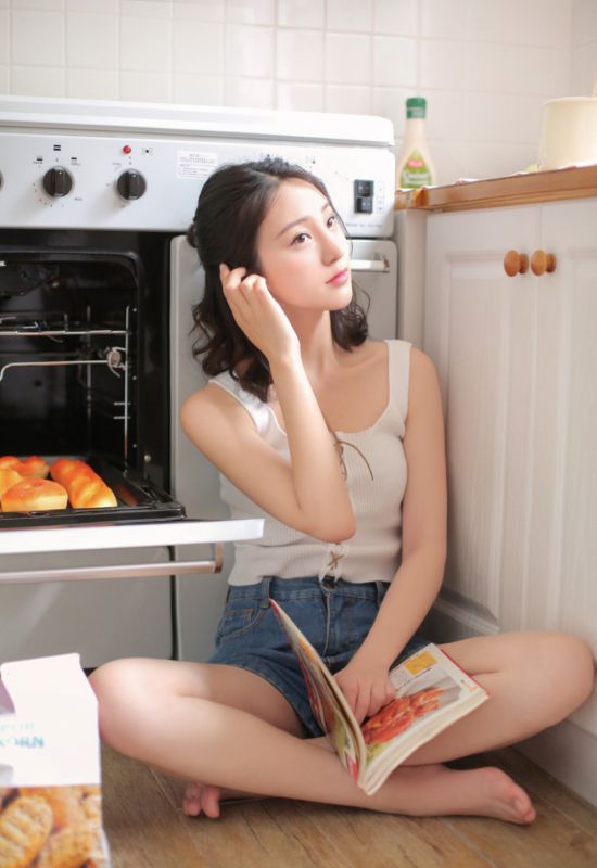 纤瘦美貌少女模特居家厨房悠闲生活性感热裤写真