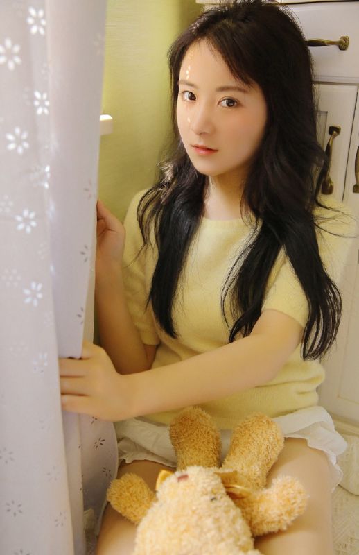 白嫩纯真美少女眼神忧郁私房白丝美腿性感魅惑写真