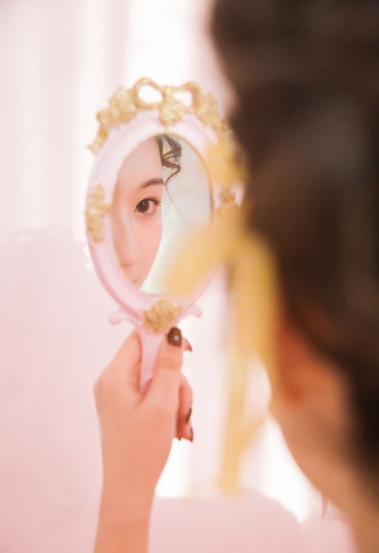 可爱羊角辫少女粉色闺房性感露小蛮腰诱惑美臀写真