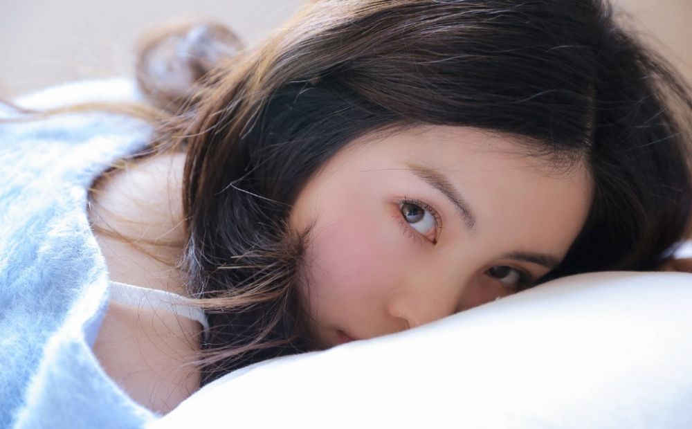 长发冷艳美女御姐吊带美乳床上性生活姿势写真