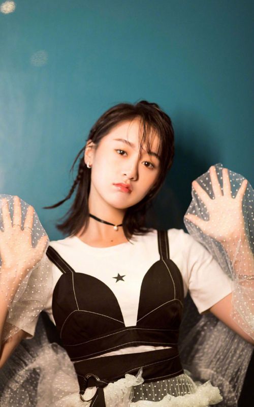 白嫩长腿少女袁冰妍活动现场文艺古典图片