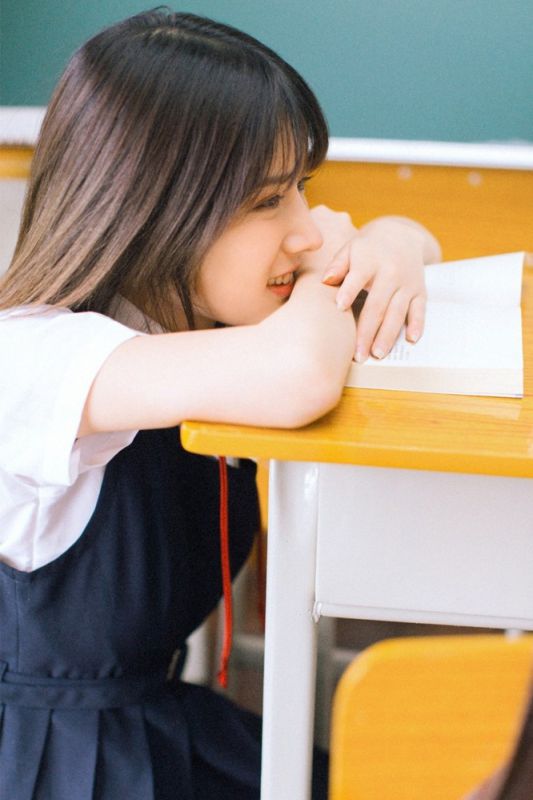 国中学生妹教室蓝色制服甜美俏丽长腿诱惑写真