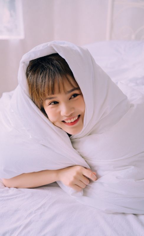 短发背心少女床上诱人酥胸美乳情趣内衣图片