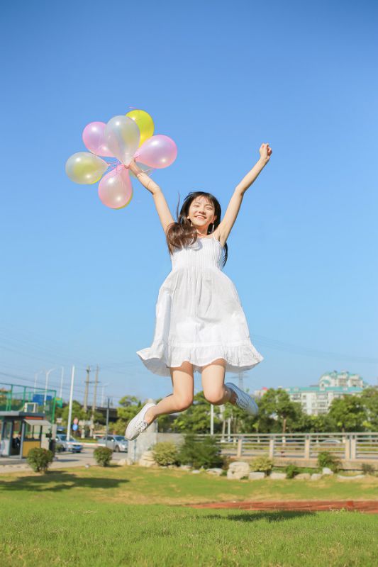 娇小阳光少女妹妹吊带抹胸白裙子性感微乳美足玉腿诱惑写真