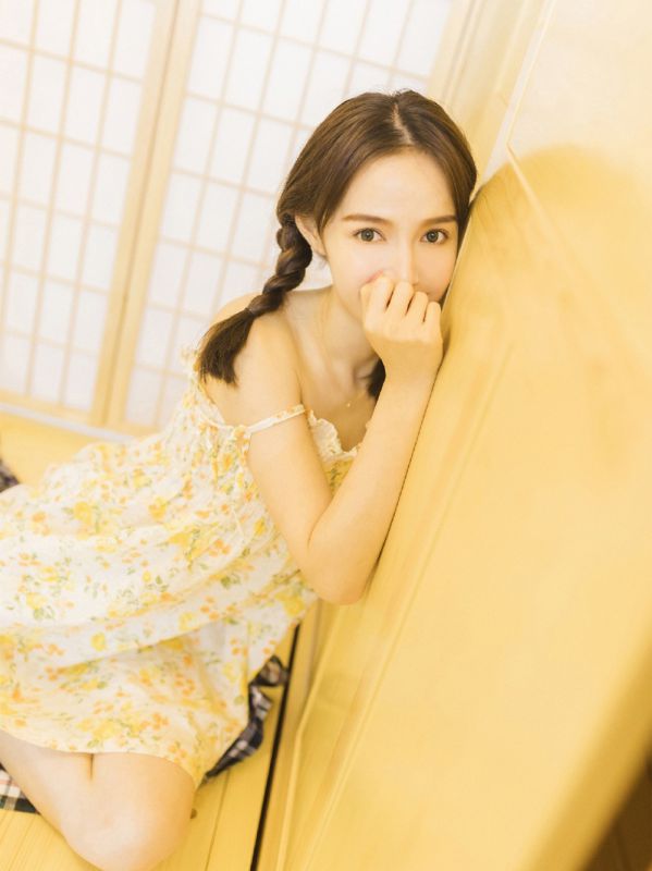 邻家洋娃娃萌妹美女性感香艳美腿玉足图片