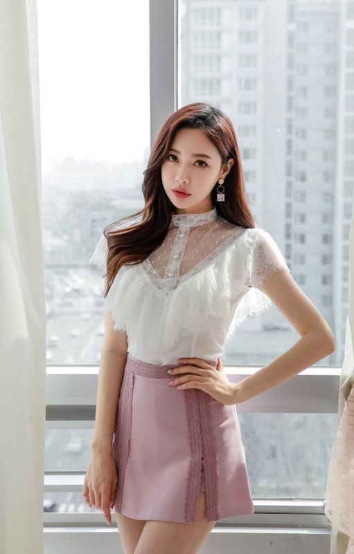 韩国美女模特雪纺衫搭配粉色褶裙露出高挑美腿性感摄影图