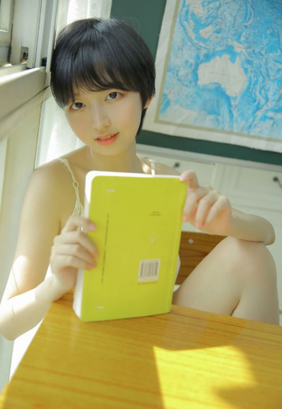 白嫩短发美女裹胸爆乳湿身玉体性感写真