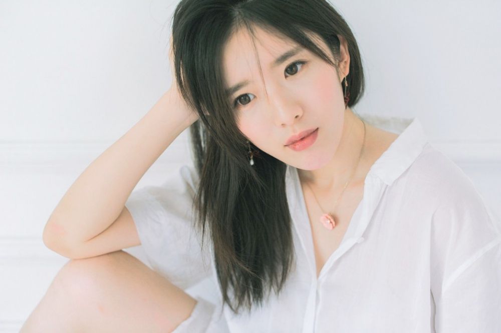 妖娆多情美女少妇白衬衣房内妩媚酥胸大奶诱惑写真