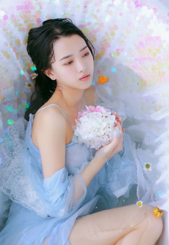 貌美肤白少女蓝色小仙女蕾丝裙浴缸水中湿身性感写真