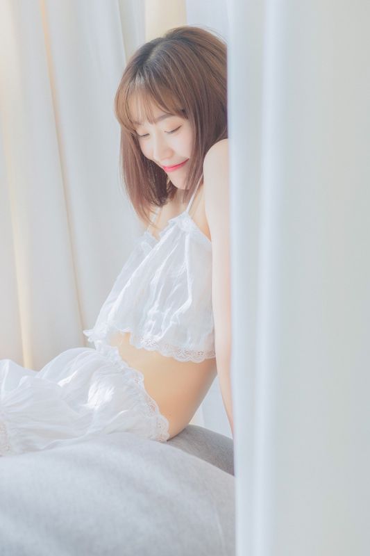 短发时尚辣妹纯白内衣酥胸翘臀性感写真