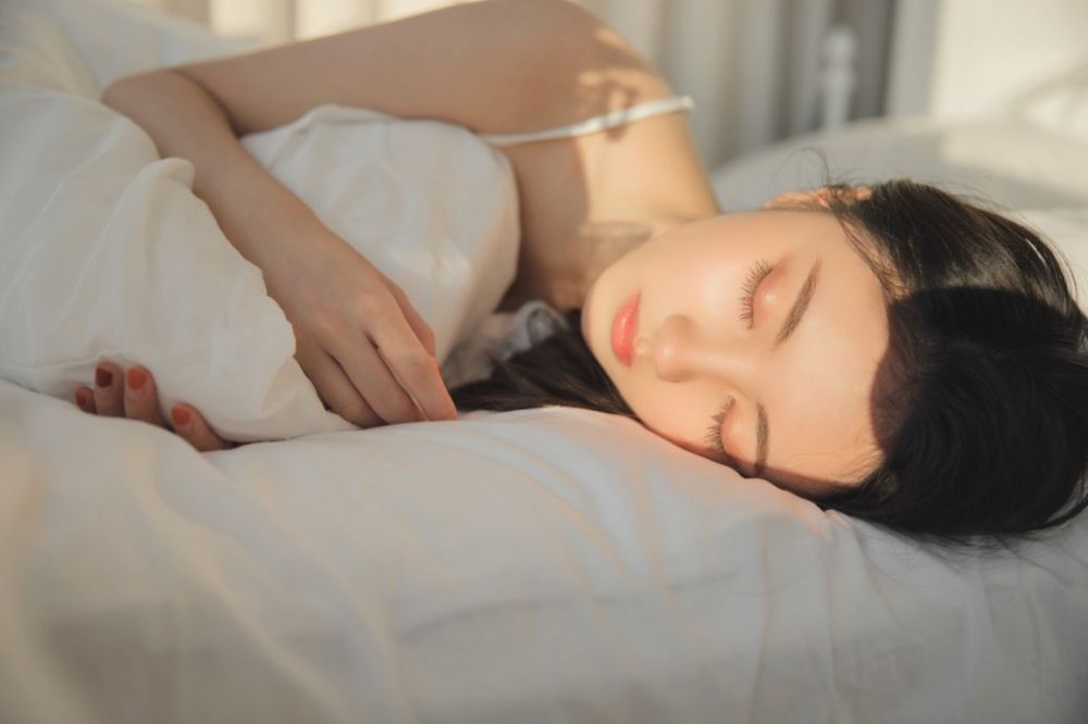 睫毛弯弯纯洁少女吊带内衣清晨喝牛奶性感情趣写真