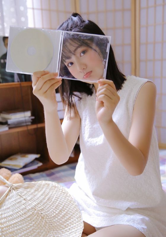 00后机灵美少女闺房白裙子裸白皙美腿诱人写真