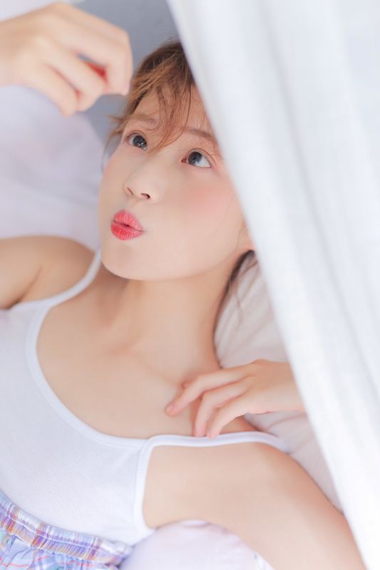嫩滑白皙雪肤少女模特私房床上吊带裙子慵懒悠闲生活写真