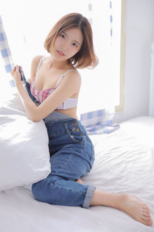 豪乳美女模特脱衣露事业线性感床照妩媚撩人写真