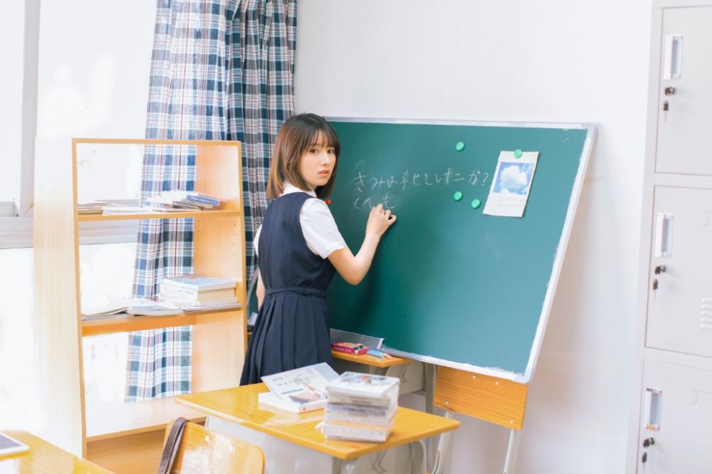 国中学生妹教室蓝色制服甜美俏丽长腿诱惑写真
