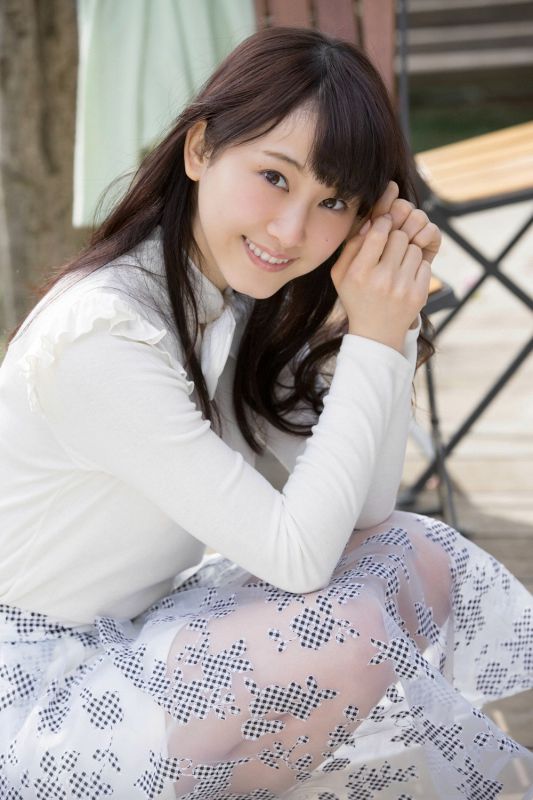 日本清纯美女松井玲奈白色短裙迷人写真