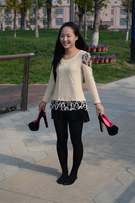 街拍黑丝高跟美女图片