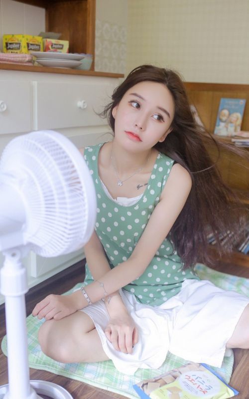 美食小吃货少女长发气质性感纯美大胆撩人写真