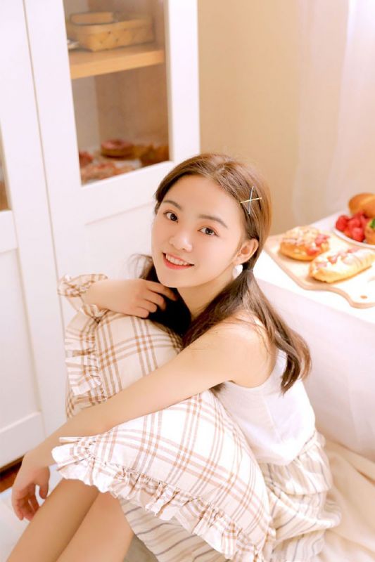 长腿美女古灵精怪床上自由运动性感诱惑照