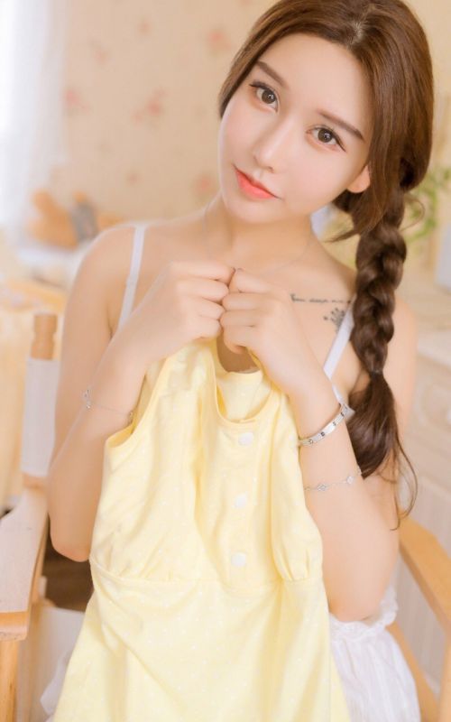 90后大乳美女白色胸罩丰满诱惑大胆人体艺术写真