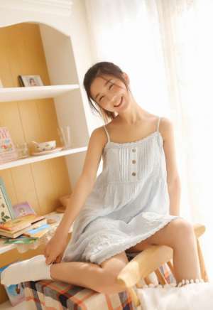 95后美女模特白肤水嫩性感小乳吊带内衣写真