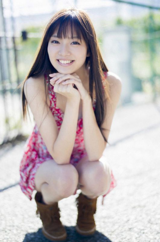 日本氧气美女清纯白皙街头养眼邻家气质写真图片