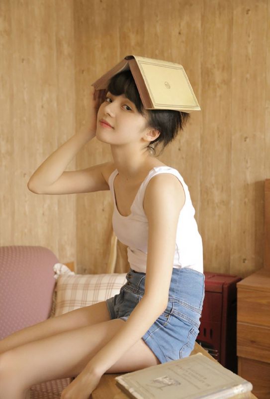 小背心内衣少女古灵精怪俏皮清纯诱惑居家写真