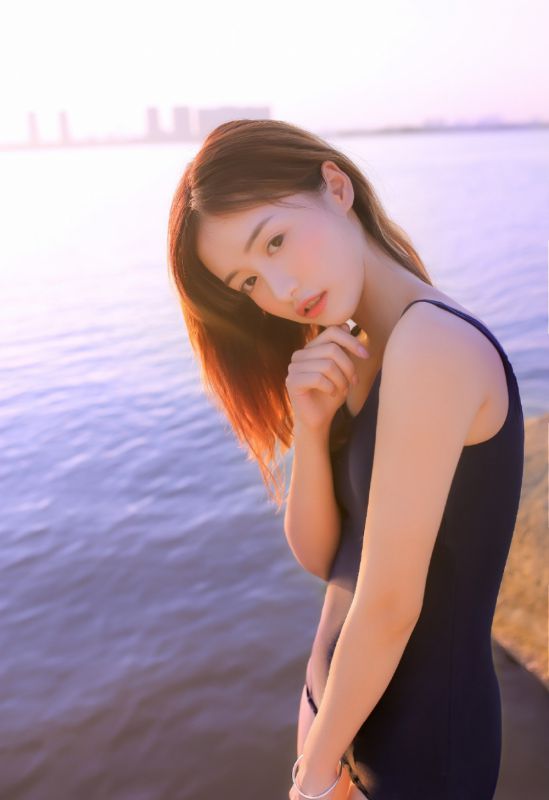 长发美女死库水性感娇姿海边比基尼写真