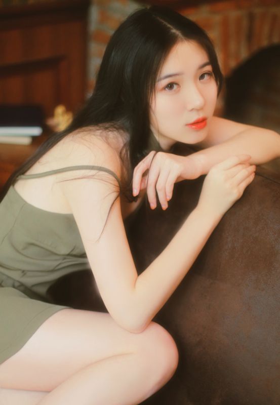 性感红唇御姐美女丰腴大胸爆乳风流人体艺术写真