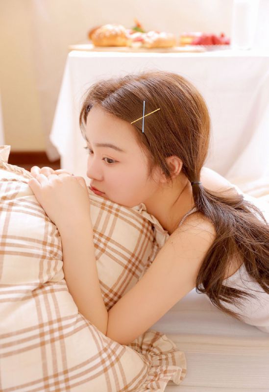 长腿美女古灵精怪床上自由运动性感诱惑照