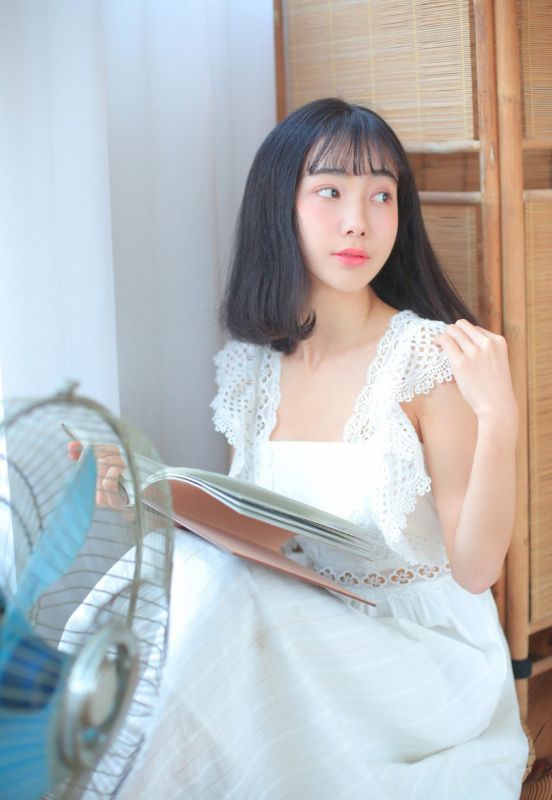 性感红唇御姐美女丰腴大胸爆乳风流人体艺术写真