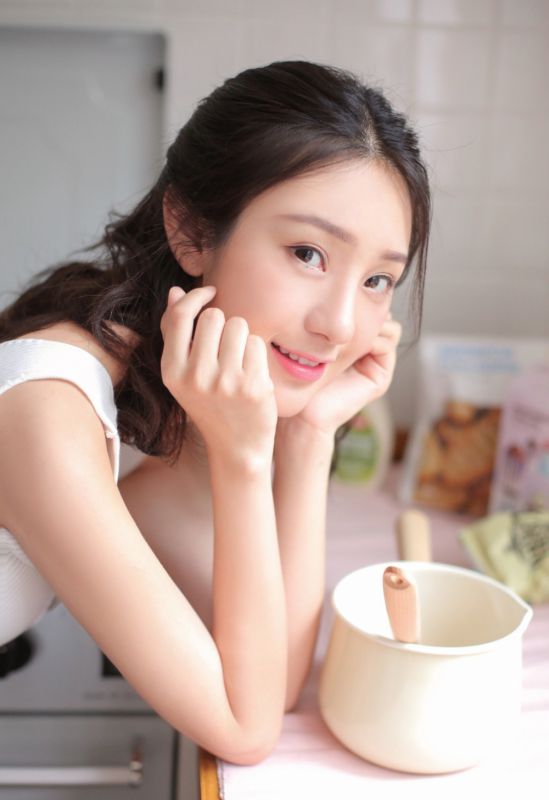 纤瘦美貌少女模特居家厨房悠闲生活性感热裤写真