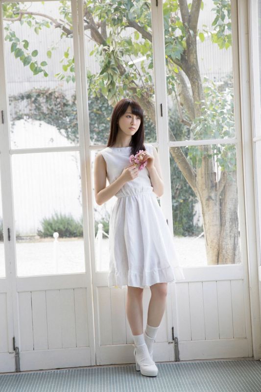 日本清纯美女松井玲奈白色短裙迷人写真