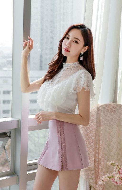韩国美女模特雪纺衫搭配粉色褶裙露出高挑美腿性感摄影图