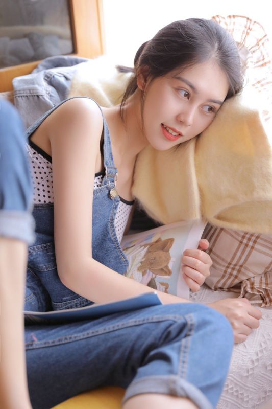 95后青春少女沙发上背带裤吊带脱落性感诱惑写真